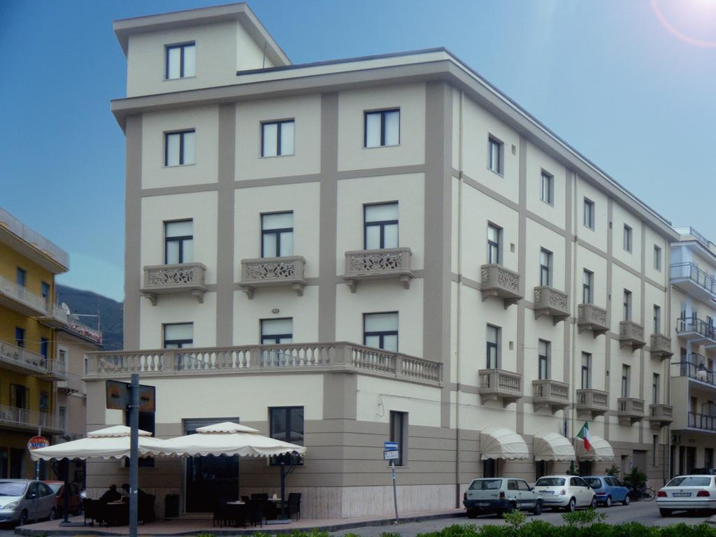 Hotel Vittoria Sapri Bagian luar foto